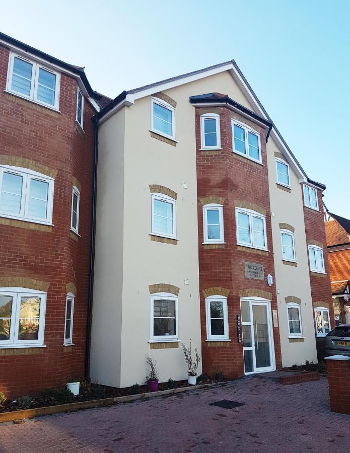 Ybc Court, Aldershot Apartment Bagian luar foto