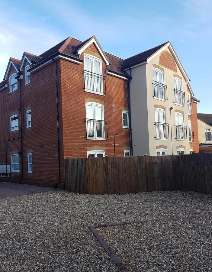 Ybc Court, Aldershot Apartment Bagian luar foto
