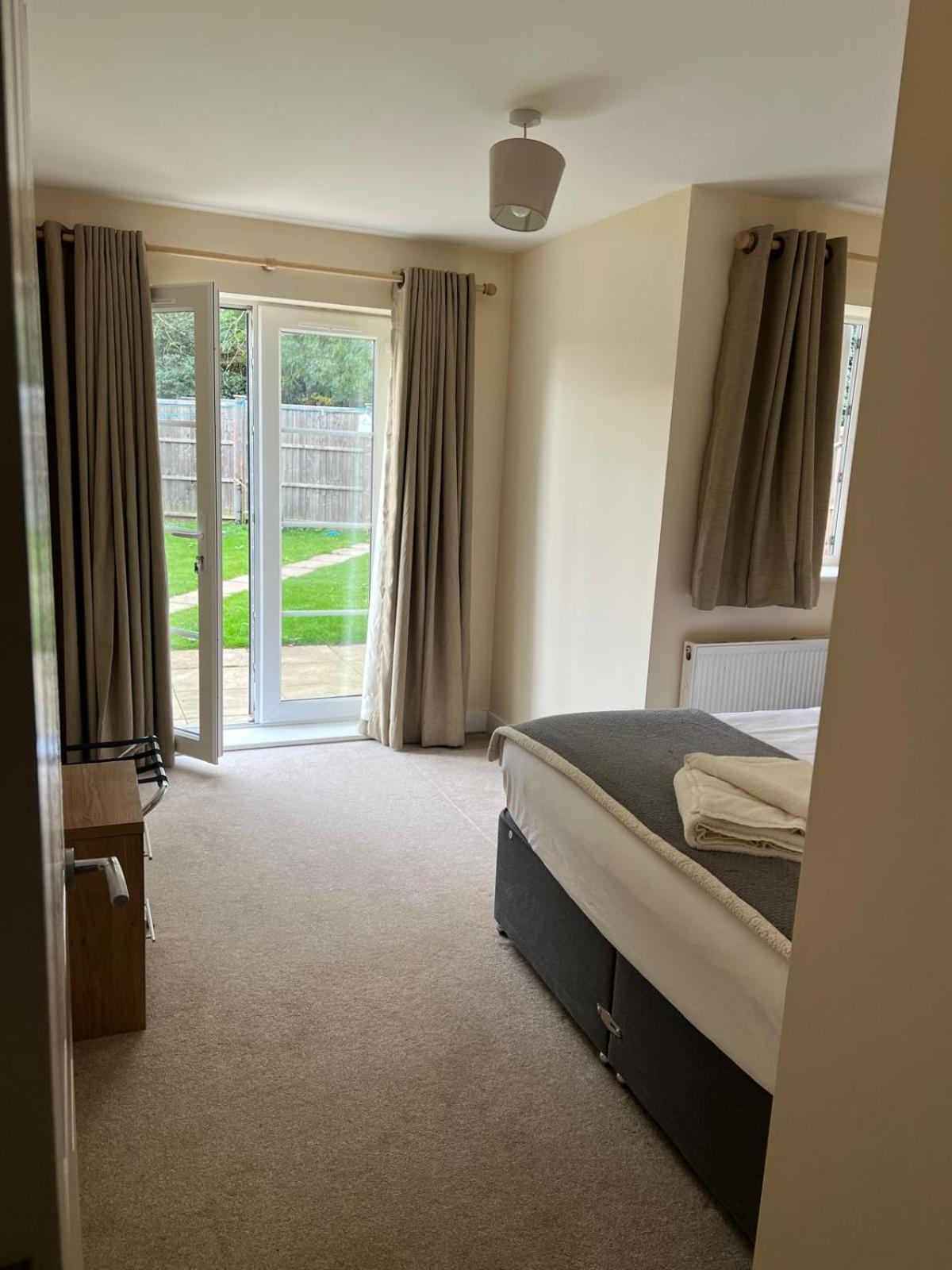 Ybc Court, Aldershot Apartment Bagian luar foto